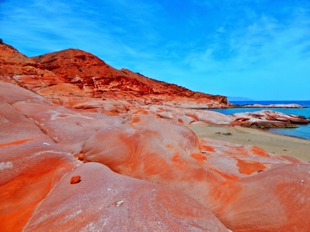 Los Gatos is reminiscent of the red rock area in Sedona, Arizona. The red rocks provide a great place to hike (kids too) for a fantastic view from the top. One of our top places in the Sea of Cortez