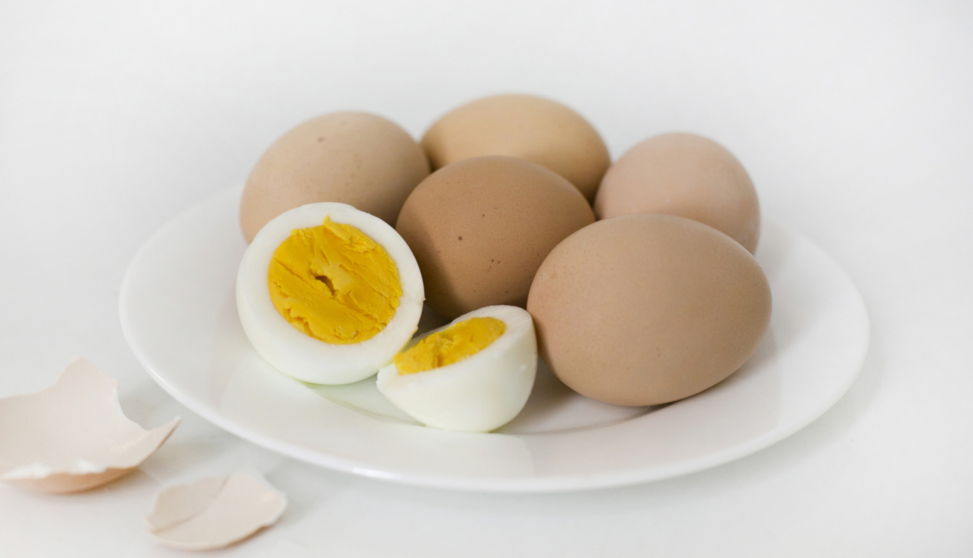 Отварной куриный белок. Вареные яйца. Яйцо отварное. Яйцо куриное вареное. Тарелка для яиц.