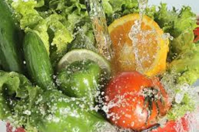¿Sirve lavar y pelar la fruta para eliminar los agrotóxicos?