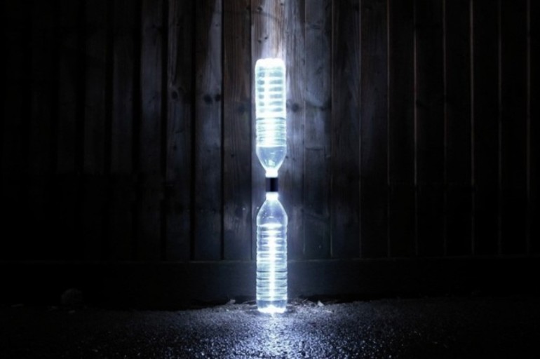 Una mini-planta hidroeléctrica de botellas que transforma agua en energía