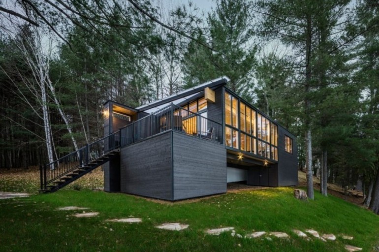 Cabaña de madera en el bosque ¡construida en solo dos días!