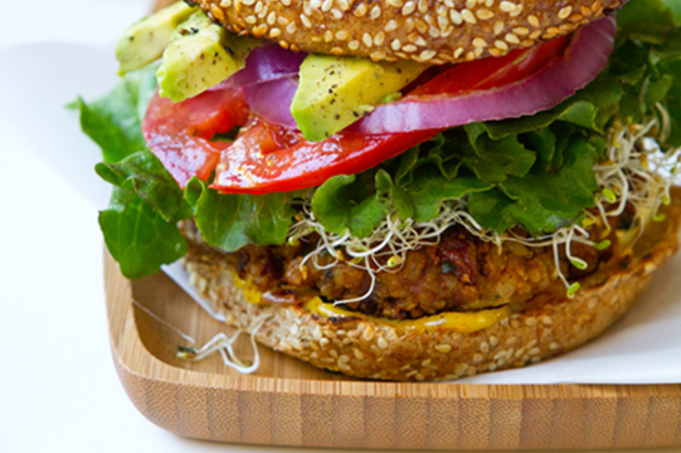 Hamburguesas vegetarianas con arroz integral y palta