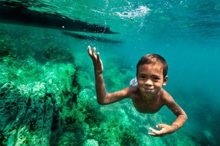 Los niños de esta tribu tienen ojos de delfín