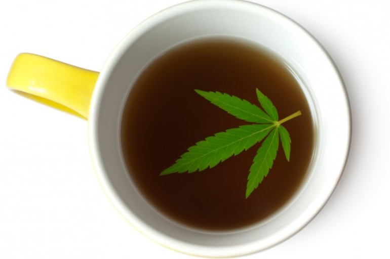 Bebida de té de Chai, leche y cannabis