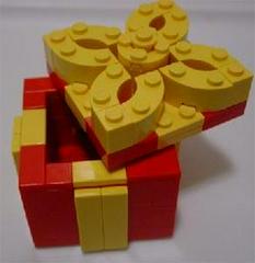 Holiday Gift Box [Yellow] LEGO LEGOLAND Parks Prices