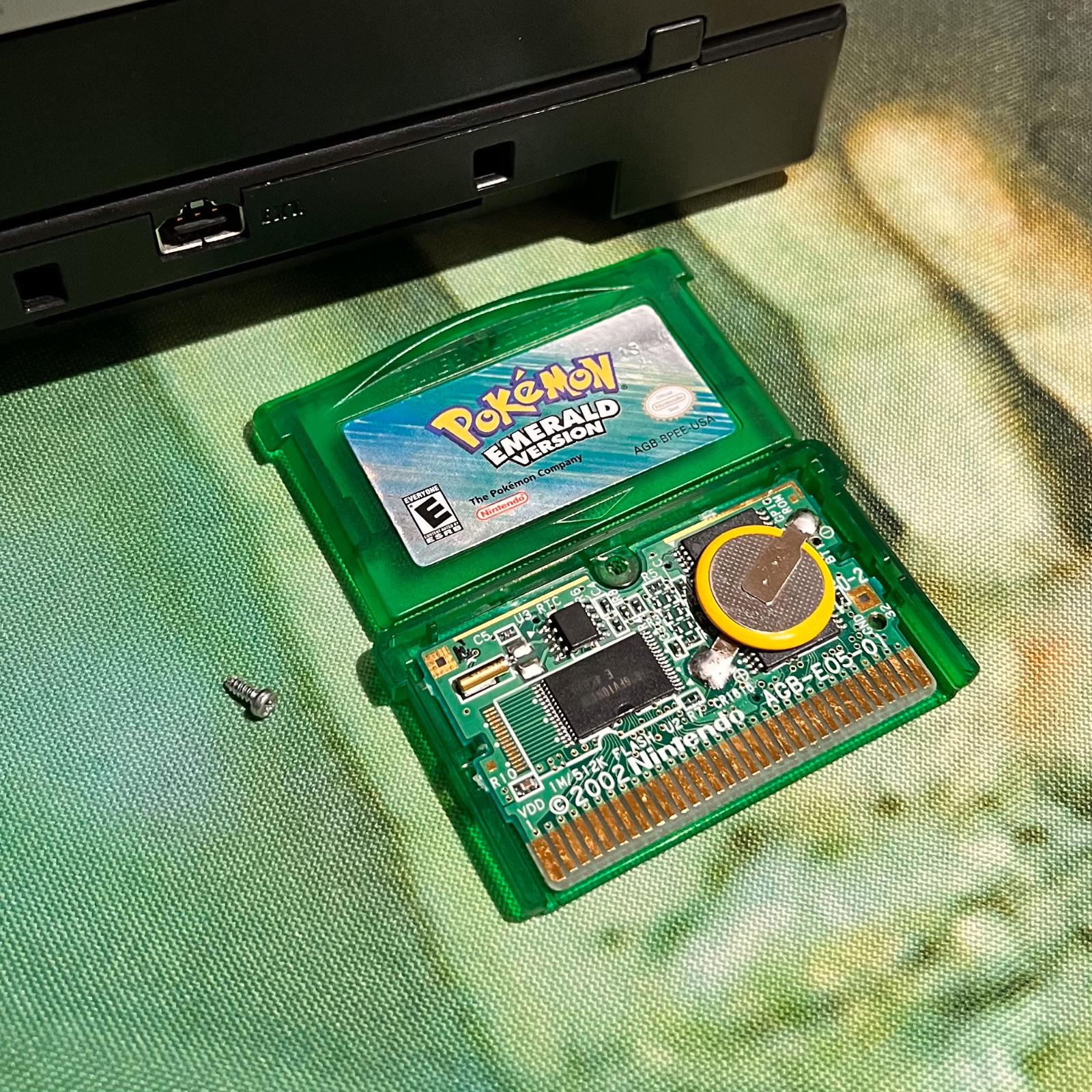 Pokémon Emerald Advanced ROM - Nintendo GBA