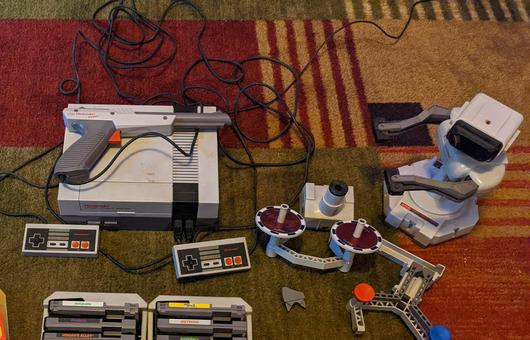 Nintendo NES Deluxe Set Console photo