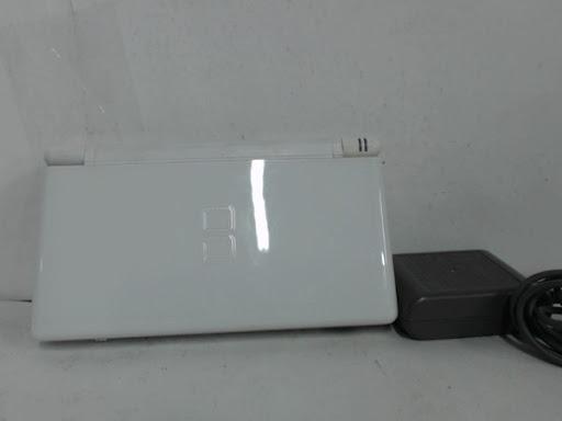 White Nintendo DS Lite photo