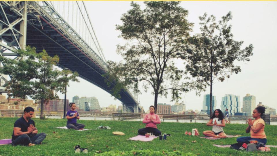 Yoga at the Park Series - Clases de yoga en el parque!